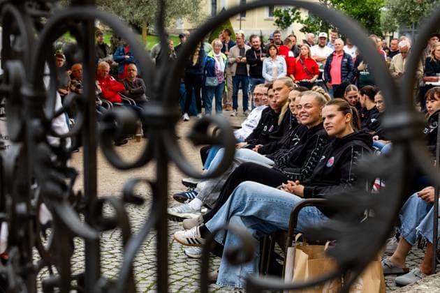 26.08.2026, GER, Handball, Frauen, Saison 2026 2027, Alsco 1.Bl, Thüringer HC Saisoneröffnung Teresa von Prittwitz (Thueringer HC,22), Lotta Heider (Thueringer HC,7) sowie die Mannschaft im Hintergrund Der Thüringer HC hatte seine Fans Presse zum Saisonstart geladen. Neben einigen Talks, unter anderen mit dem Trainerteam um Herbert Müller, wurde auch die neue Mannschaft für die Saison 26 27 vorgestellt. Im Anschluss konnten die Fans noch Autogramme sammeln sowie gemeinsame Fotos mit den Spielerinnen machen. 99947 Bad Langensalza Kurpark am Frederikenschlössche Thüringen Deutschland *** August 26, 2026, GER, Handball, Women, 2026–2027 Season, Alsco 1st Division, Thüringer HC Season Opener: Teresa von Prittwitz (Thüringer HC, 22), Lotta Heider (Thüringer HC, 7), and the team in the background. The Thüringer HC invited its fans and the press to kick off the season. In addition to several talks, including one with the coaching staff led by Herbert Müller, the new team for the 26–27 season was also introduced. Afterward, fans had the opportunity to collect autographs and take photos with the players. 99947 Bad Langensalza, Kurpark am Frederikenschlössche, Thuringia, Germany