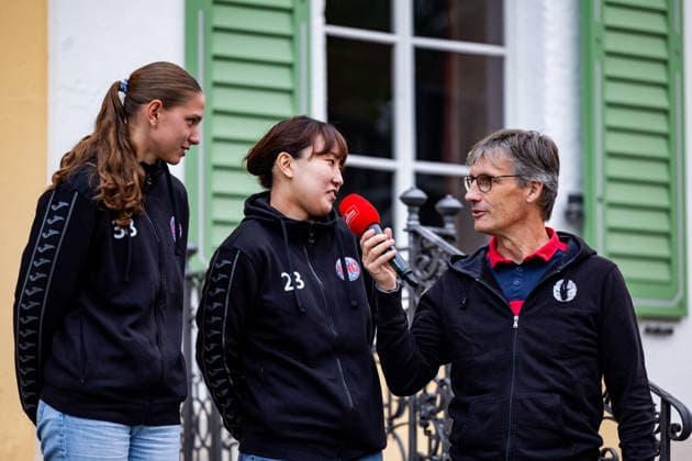 26.08.2026, GER, Handball, Frauen, Saison 2026 2027, Alsco 1.Bl, Thüringer HC Saisoneröffnung Dilayla Alarslan (Thueringer HC,38), Natsuki Aizawa (Thueringer HC,23) Der Thüringer HC hatte seine Fans Presse zum Saisonstart geladen. Neben einigen Talks, unter anderen mit dem Trainerteam um Herbert Müller, wurde auch die neue Mannschaft für die Saison 26 27 vorgestellt. Im Anschluss konnten die Fans noch Autogramme sammeln sowie gemeinsame Fotos mit den Spielerinnen machen. 99947 Bad Langensalza Kurpark am Frederikenschlössche Thüringen Deutschland *** August 26, 2026, GER, Handball, Women, 2026–2027 Season, Alsco 1st Division, Thüringer HC Season Opener: Dilayla Alarslan (Thüringer HC, 38), Natsuki Aizawa (Thüringer HC, 23). The Thüringer HC had invited its fans and the press to the season opener. In addition to several talks, including one with the coaching staff led by Herbert Müller, the new team for the 26–27 season was also introduced. Afterward, fans had the opportunity to collect autographs and take photos with the players. 99947 Bad Langensalza, Kurpark am Frederikenschlössche, Thuringia, Germany