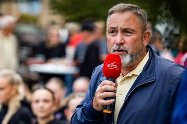 26.08.2026, GER, Handball, Frauen, Saison 2026 2027, Alsco 1.Bl, Thüringer HC Saisoneröffnung Matthias Reinz (Bürgermeister Bad Langensalza) Der Thüringer HC hatte seine Fans Presse zum Saisonstart geladen. Neben einigen Talks, unter anderen mit dem Trainerteam um Herbert Müller, wurde auch die neue Mannschaft für die Saison 26 27 vorgestellt. Im Anschluss konnten die Fans noch Autogramme sammeln sowie gemeinsame Fotos mit den Spielerinnen machen. 99947 Bad Langensalza Kurpark am Frederikenschlössche Thüringen Deutschland *** August 26, 2026, GER, Handball, Women, 2026–2027 Season, Alsco 1st Division, Thüringer HC Season Opener Matthias Reinz, Mayor of Bad Langensalza The Thüringer HC invited its fans and the press to the season opener. In addition to several talks, including one with the coaching staff led by Herbert Müller, the new team for the 26–27 season was also introduced. Afterward, fans had the opportunity to collect autographs and take group photos with the players. 99947 Bad Langensalza, Kurpark am Frederikenschlössche, Thuringia, Germany