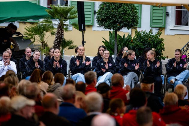 26.08.2026, GER, Handball, Frauen, Saison 2026 2027, Alsco 1.Bl, Thüringer HC Saisoneröffnung Anna Szabo (Thueringer HC,26), Sabrina Troester (Thueringer HC,19), Jana Leonie Scheib (Thueringer HC,20), Alfa Bra Oddsdottir Hagalin (Thueringer HC,6), Levke Kretschmann (Thueringer HC,14), Teresa von Prittwitz (Thueringer HC,22) Der Thüringer HC hatte seine Fans Presse zum Saisonstart geladen. Neben einigen Talks, unter anderen mit dem Trainerteam um Herbert Müller, wurde auch die neue Mannschaft für die Saison 26 27 vorgestellt. Im Anschluss konnten die Fans noch Autogramme sammeln sowie gemeinsame Fotos mit den Spielerinnen machen. 99947 Bad Langensalza Kurpark am Frederikenschlössche Thüringen Deutschland *** August 26, 2026, GER, Handball, Women, 2026–2027 Season, Alsco 1st Division, Thüringer HC Season Opener Anna Szabo, Thüringer HC, 26, Sabrina Troester, Thüringer HC, 19, Jana Leonie Scheib, Thüringer HC, 20; Alfa Bra Oddsdottir Hagalin, Thüringer HC, 6; Levke Kretschmann, Thüringer HC, 14; Teresa von Prittwitz, Thüringer HC, 22. The Thüringer HC had invited its fans and the press to the season opener. In addition to several talks, including one with the coaching staff led by Herbert Müller, the new team for the 26–27 season was also introduced. Afterward, fans had the chance to get autographs and take photos with the players. 99947 Bad Langensalza, Kurpark am Frederikenschlössche, Thuringia, Germany