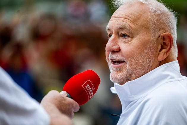 26.08.2026, GER, Handball, Frauen, Saison 2026 2027, Alsco 1.Bl, Thüringer HC Saisoneröffnung Helfried Mueller (Thueringer HC,Co-Trainer) Der Thüringer HC hatte seine Fans Presse zum Saisonstart geladen. Neben einigen Talks, unter anderen mit dem Trainerteam um Herbert Müller, wurde auch die neue Mannschaft für die Saison 26 27 vorgestellt. Im Anschluss konnten die Fans noch Autogramme sammeln sowie gemeinsame Fotos mit den Spielerinnen machen. 99947 Bad Langensalza Kurpark am Frederikenschlössche Thüringen Deutschland *** August 26, 2026, GER, Handball, Women, 2026–2027 Season, Alsco 1st Division, Thüringer HC Season Opener: Helfried Mueller, Thüringer HC, Assistant Coach. The Thüringer HC invited its fans and the press to the season opener. In addition to several talks, including one with the coaching staff led by Herbert Müller, the new team for the 26–27 season was also introduced. Afterward, fans had the opportunity to collect autographs and take group photos with the players. 99947 Bad Langensalza, Kurpark am Frederikenschlössche, Thuringia, Germany