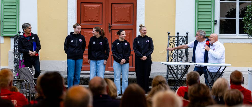 26.08.2026, GER, Handball, Frauen, Saison 2026 2027, Alsco 1.Bl, Thüringer HC Saisoneröffnung Anna Szabo (Thueringer HC,26), Teresa von Prittwitz (Thueringer HC,22), Sabrina Troester (Thueringer HC,19), Lotta Heider (Thueringer HC,7) Der Thüringer HC hatte seine Fans Presse zum Saisonstart geladen. Neben einigen Talks, unter anderen mit dem Trainerteam um Herbert Müller, wurde auch die neue Mannschaft für die Saison 26 27 vorgestellt. Im Anschluss konnten die Fans noch Autogramme sammeln sowie gemeinsame Fotos mit den Spielerinnen machen. 99947 Bad Langensalza Kurpark am Frederikenschlössche Thüringen Deutschland *** August 26, 2026, Germany, Handball, Women, 2026–2027 Season, Alsco 1st Division, Thüringer HC Season Opener Anna Szabo, Thüringer HC, 26; Teresa von Prittwitz, Thüringer HC, 22; Sabrina Troester, Thüringer HC, 19; Lotta Heider, Thüringer HC, 7. The Thüringer HC invited its fans and the press to the season opener. In addition to several talks, including one with the coaching staff led by Herbert Müller, the new team for the 2026–2027 season was also introduced. Afterward, fans had the opportunity to collect autographs and take group photos with the players. 99947 Bad Langensalza, Kurpark am Frederikenschlössche, Thuringia, Germany