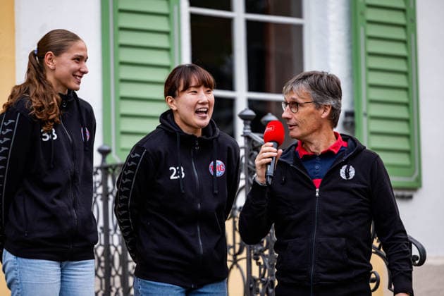 26.08.2026, GER, Handball, Frauen, Saison 2026 2027, Alsco 1.Bl, Thüringer HC Saisoneröffnung Dilayla Alarslan (Thueringer HC,38), Natsuki Aizawa (Thueringer HC,23) Der Thüringer HC hatte seine Fans Presse zum Saisonstart geladen. Neben einigen Talks, unter anderen mit dem Trainerteam um Herbert Müller, wurde auch die neue Mannschaft für die Saison 26 27 vorgestellt. Im Anschluss konnten die Fans noch Autogramme sammeln sowie gemeinsame Fotos mit den Spielerinnen machen. 99947 Bad Langensalza Kurpark am Frederikenschlössche Thüringen Deutschland *** August 26, 2026, GER, Handball, Women, 2026–2027 Season, Alsco 1st Division, Thüringer HC Season Opener Dilayla Alarslan, Thüringer HC, 38; Natsuki Aizawa, Thüringer HC, 23. The Thüringer HC invited its fans and the press to the season opener. In addition to several talks, including one with the coaching staff led by Herbert Müller, the new team for the 26–27 season was also introduced. Afterward, fans had the chance to get autographs and take group photos with the players. 99947 Bad Langensalza, Kurpark am Frederikenschlössche, Thuringia, Germany