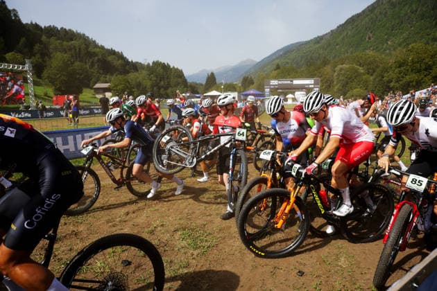2026 UCI Mountain Bike World Championships Picture by Ed Sykes SWpix.com - 27 08 2026 - Cycling - 2026 UCI Mountain Bike World Championships - Val di Sole, Trentino, Italy - Cross-country Olympic (XCO) - Men Junior - Crash at the start, William McFarlane (Canada) Copyright: x xSWpix.comx(t axPhotographyxHubxLtd)xEdxSykes SWpix.comx SWP-3030-19798