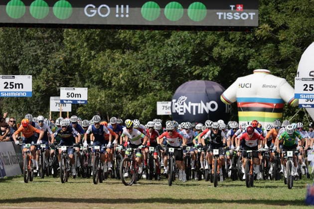 August 27, 2026, Daolasa di Commezzadura, Val di Sole Bikeland, 2026 UCI MTB World Championships Men’s Junior XCO Cross Country Olympic: Cas Timmermans 8 NED, Santiago Quintero Arango 6 COL, Mathieu Ghibaudo 2 FRA, Connor Wright 3 AUS, Ethan Wood 4 CAN, James Climo 5 NZL, Emilien Belzile 7 CAN, and Leonardo Bernardes De Castro Filho 9 BRA sharing the front row at the green lights in Daolasa di Commezzadura, Val di Sole Bikeland, Trento, Italy Copyright: xJustPictures.ch FrancescoxMinghettix jp-en-FrMi-MNG_0001