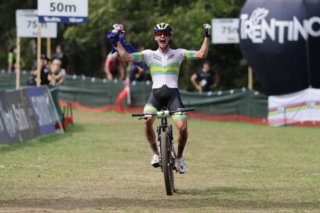 27.08.2026, Daolasa di Commezzadura, Val di Sole Bikeland, 2026 UCI MTB World Championship, WM, Weltmeisterschaft Men Junior s XCO (Cross Country Olympic) Connor Wright 3 (AUS) celebrating his solo victory at the finish line of the Men s Junior Cross-Country Olympic World Championship Daolasa di Commezzadura Val di Sole Bikeland Trento Italy *** August 27, 2026, Daolasa di Commezzadura, Val di Sole Bikeland, 2026 UCI MTB World Championship Men s Junior XCO Cross Country Olympic: Connor Wright (3, AUS) celebrating his solo victory at the finish line of the Men s Junior Cross Country Olympic World Championship in Daolasa di Commezzadura, Val di Sole Bikeland, Trento, Italy Copyright: xJustPictures.ch FrancescoxMinghettix jp-en-FrMi-MNG_0273