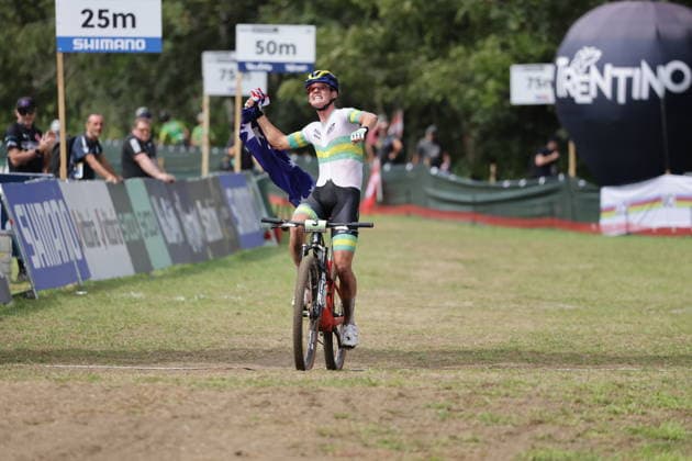 August 27, 2026, Daolasa di Commezzadura, Val di Sole Bikeland, 2026 UCI MTB World Championship Men s Junior XCO Cross Country Olympic: Connor Wright (3, AUS) celebrating his solo victory at the finish line of the Men s Junior Cross Country Olympic World Championship in Daolasa di Commezzadura, Val di Sole Bikeland, Trento, Italy Copyright: xJustPictures.ch FrancescoxMinghettix jp-en-FrMi-MNG_0277