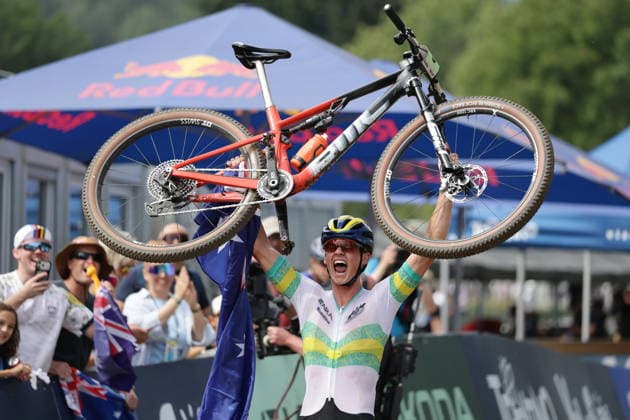 August 27, 2026, Daolasa di Commezzadura, Val di Sole Bikeland, 2026 UCI MTB World Championship Men s Junior XCO Cross Country Olympic: Connor Wright (3, AUS) celebrating his solo victory at the finish line of the Men s Junior Cross Country Olympic World Championship in Daolasa di Commezzadura, Val di Sole Bikeland, Trento, Italy Copyright: xJustPictures.ch FrancescoxMinghettix jp-en-FrMi-MNG_0298