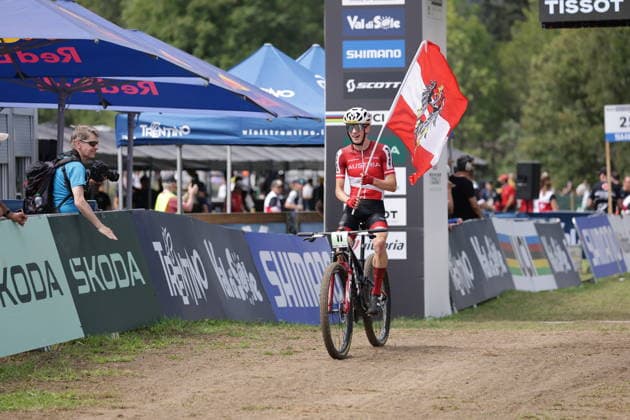 August 27, 2026, Daolasa di Commezzadura, Val di Sole Bikeland, 2026 UCI MTB World Championships, Men s Junior XCO (Cross Country Olympic), Michael Hettegger (11, AUT) finishing in second place in Daolasa di Commezzadura, Val di Sole Bikeland, Trento, Italy Copyright: xJustPictures.ch FrancescoxMinghettix jp-en-FrMi-MNG_0345
