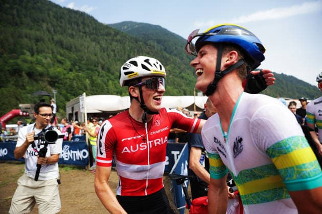 2026 UCI Mountain Bike World Championships Picture by Ed Sykes SWpix.com - 27 08 2026 - Cycling - 2026 UCI Mountain Bike World Championships - Val di Sole, Trentino, Italy - Cross-country Olympic (XCO) - Men Junior - Connor Wright (Australia) wins to become World Champion and celebrates with second place Michael Hettegger (Austria) Copyright: x xSWpix.comx(t axPhotographyxHubxLtd)xEdxSykes SWpix.comx SWP-3030-19908