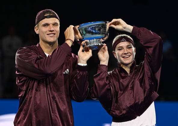Karolína Muchová Jakub Menöík pose with the Championship Trophy after defeating Belinda Bencic Flavio Cobolli, 6-3, 1-6, 10-6 in Arthur Ashe Stadium on the Tuesday before the 2026 US Open Tennis Championship at the USTA Billie Jean King National Tennis Center in New York City on Tuesday, August 26, 2026.  NYP20260826308 LARRYxMARANO