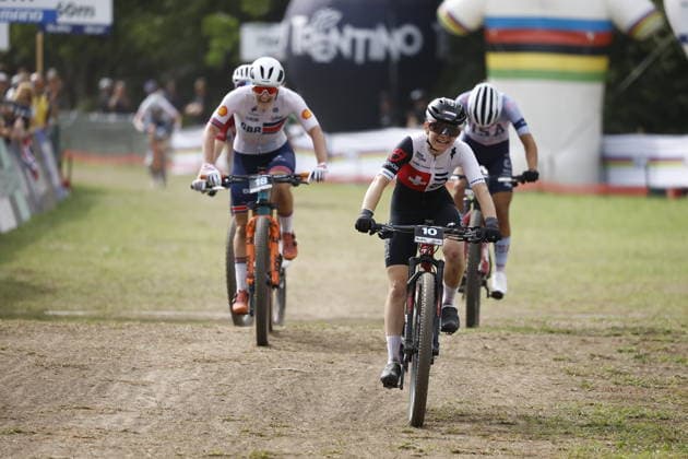 August 27, 2026, Daolasa di Commezzadura, Val di Sole Bikeland, 2026 UCI MTB World Championships Women’s U23 XCC Cross Country Short Track: Monique Halter (10, SUI) won the race ahead of Bethany Ann Jackson (18, GBR), who finished second, and JMakena Kellerman (20, USA), who finished third, followed by Julie Lillelund (17, D)EN Daolasa di Commezzadura, Val di Sole Bikeland, Trento, Italy Copyright: xJustPictures.ch FrancescoxMinghettix jp-en-FrMi-_NG_1079