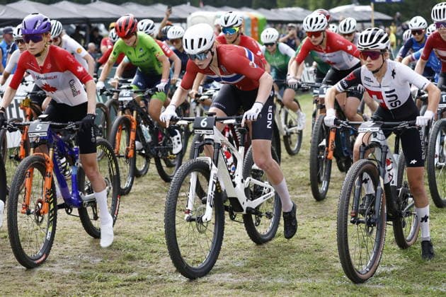 August 27, 2026, Daolasa di Commezzadura, Val di Sole Bikeland, 2026 UCI MTB World Championships Women’s U23 XCC Cross Country Short Track: Elina Benoit 7 SUI, Lisa Kristine Jorde 6 NOR, Ella MacPhee 5 CAN at the green lights in Daolasa di Commezzadura, Val di Sole Bikeland, Trento, Italy Copyright: xJustPictures.ch FrancescoxMinghettix jp-en-FrMi-_NG_0960