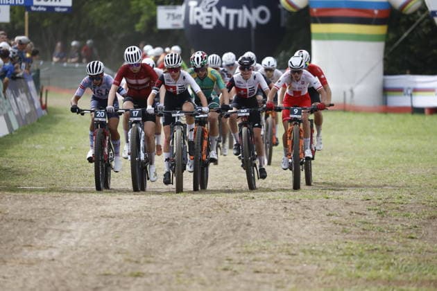 August 27, 2026, Daolasa di Commezzadura, Val di Sole Bikeland, 2026 UCI MTB World Championships Women’s U23 XCC Cross Country Short Track: Elina Benoit 7 SUI leading ahead of Julie Lillelund 17 DEN, Monique Halter 10 SUI, Natalia Grzegorzewska 9 POL, Makena Kellerman 20 USA, Daolasa di Commezzadura, Val di Sole Bikeland, Trento, Italy Copyright: xJustPictures.ch FrancescoxMinghettix jp-en-FrMi-_NG_1039