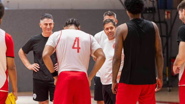 In the photo, from left: Athletic Coach Paco Scekic of the Würzburg Baskets and Head Coach Sasa Filipovski of the Würzburg Baskets smile as they look at their players, August 27, 2026, Fitness First Würzburg Baskets media training, August 27, 2026, Germany, Würzburg, training center, Copyright: HMBxMedia xJulienxBecker