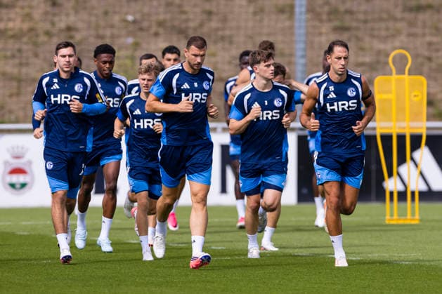 27.08.2026, Fussball, Training des FC Schalke 04. v. l. Maximilian Wöber (FC Schalke 04), Junior Adamu (FC Schalke 04), Luca Vozar (FC Schalke 04), Edin Dzeko (FC Schalke 04), Dylan Leonard (FC Schalke 04), Nikola Katic (FC Schalke 04). Gelsenkirchen Trainingsgelände FC Schalke 04 NRW Deutschland xRHR-FOTO YYx *** August 27, 2026, Soccer, FC Schalke 04 Training: Maximilian Wöber (FC Schalke 04), Junior Adamu (FC Schalke 04), Luca Vozar, FC Schalke 04; Edin Dzeko, FC Schalke 04; Dylan Leonard, FC Schalke 04; Nikola Katic, FC Schalke 04; Gelsenkirchen, FC Schalke 04 training facility, North Rhine-Westphalia, Germany, xRHR, PHOTO YYx Copyright: RHR-FOTOx RHR-FOTO YY