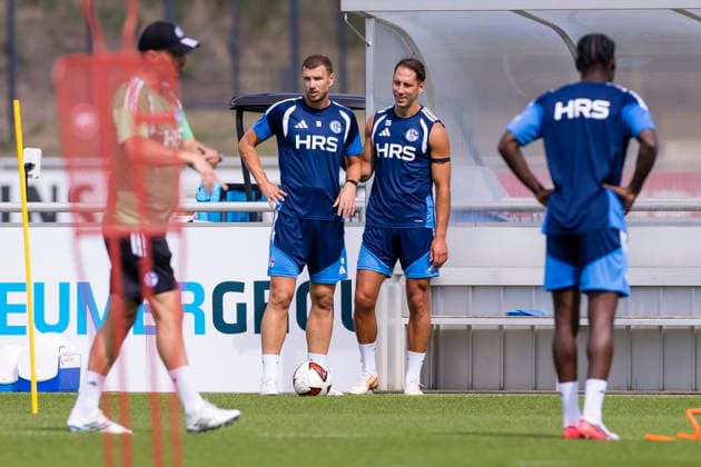 27.08.2026, Fussball, Training des FC Schalke 04. v. l. Edin Dzeko (FC Schalke 04), Nikola Katic (FC Schalke 04). Gelsenkirchen Trainingsgelände FC Schalke 04 NRW Deutschland xRHR-FOTO YYx *** August 27, 2026, Soccer, FC Schalke 04 practice featuring Edin Dzeko (FC Schalke 04) and Nikola Katic (FC Schalke 04), Gelsenkirchen, FC Schalke 04 training facility, North Rhine-Westphalia, Germany, xRHR PHOTO YYx Copyright: RHR-FOTOx RHR-FOTO YY