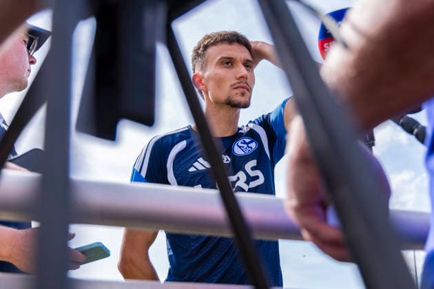 27.08.2026, Fussball, Training des FC Schalke 04. Medienrunde mit Dejan Ljubicic (FC Schalke 04). Gelsenkirchen Trainingsgelände FC Schalke 04 NRW Deutschland xRHR-FOTO YYx *** August 27, 2026, Soccer, FC Schalke 04 Training Session, Media Round with Dejan Ljubicic, FC Schalke 04, Gelsenkirchen, FC Schalke 04 Training Facility, North Rhine-Westphalia, Germany, xRHR, PHOTO YYx Copyright: RHR-FOTOx RHR-FOTO YY