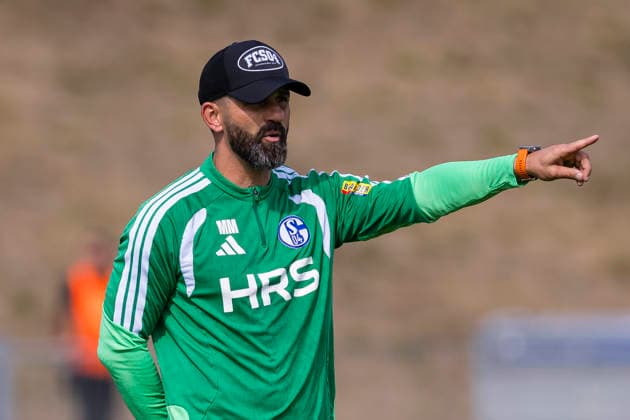 27.08.2026, Fussball, Training des FC Schalke 04. Trainer Miron Muslic (FC Schalke 04) gibt Anweisungen. Gelsenkirchen Trainingsgelände FC Schalke 04 NRW Deutschland xRHR-FOTO YYx *** August 27, 2026, Soccer, FC Schalke 04 practice; Coach Miron Muslic; FC Schalke 04 gives instructions; Gelsenkirchen; FC Schalke 04 training facility; North Rhine-Westphalia, Germany; xRHR; PHOTO YYx Copyright: RHR-FOTOx RHR-FOTO YY