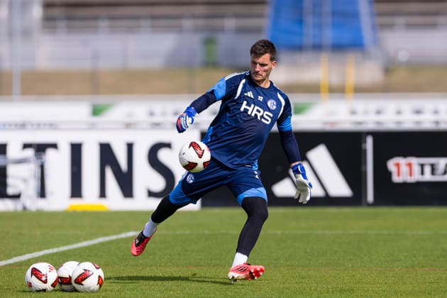 27.08.2026, Fussball, Training des FC Schalke 04. Torwart Kevin Müller (FC Schalke 04). Gelsenkirchen Trainingsgelände FC Schalke 04 NRW Deutschland xRHR-FOTO YYx *** August 27, 2026, Soccer, FC Schalke 04 goalkeeper Kevin Müller at training FC Schalke 04 Gelsenkirchen FC Schalke 04 training facility NRW Germany xRHR PHOTO YYx Copyright: RHR-FOTOx RHR-FOTO YY