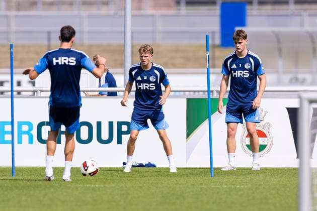 27.08.2026, Fussball, Training des FC Schalke 04. v. l. Luca Vozar (FC Schalke 04), Dylan Leonard (FC Schalke 04). Gelsenkirchen Trainingsgelände FC Schalke 04 NRW Deutschland xRHR-FOTO YYx *** August 27, 2026, Soccer, FC Schalke 04 Training: Luca Vozar (FC Schalke 04), Dylan Leonard (FC Schalke 04), Gelsenkirchen, FC Schalke 04 Training Facility, North Rhine-Westphalia, Germany, xRHR, PHOTO YYx Copyright: RHR-FOTOx RHR-FOTO YY