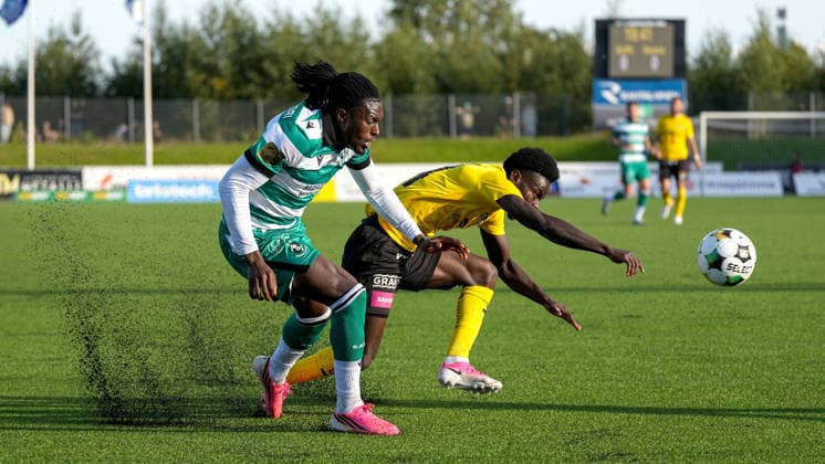UEFA Europa Conference League Play-off Second Leg, Kuopion Keskuskenttä, Finland 27 8 2026 KuPS vs Shamrock Rovers Shamrock Rovers Tunmise Sobowale crosses the ball despite KuPS Kuopio s Bob Nii Armah Tunmise Sobowale crosses the ball despite Bob Nii Armah 27 8 2026  Copyright: xx PM105364