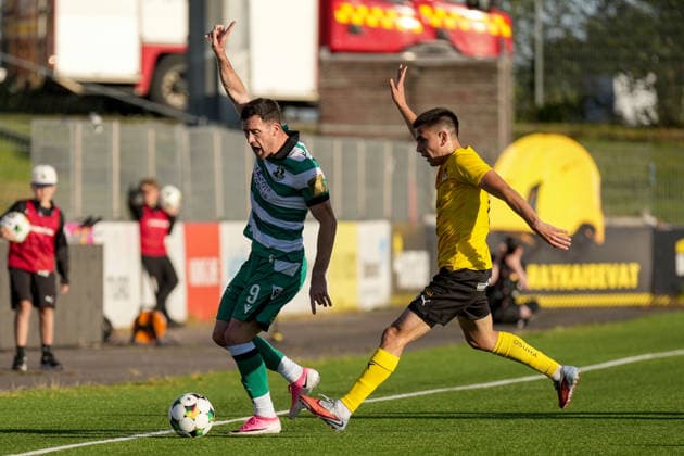 UEFA Europa Conference League Play-off Second Leg, VÄRE Areena, Kuopio, Finland 27 8 2026 KuPS vs Shamrock Rovers Shamrock Rovers Aaron Greene and KuPS Kuopio s Valentin Gasc Aaron Greene and Valentin Gasc 27 8 2026  Copyright: xx PM105665