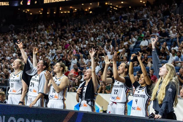 August 27, 2026, GER, Exhibition Game, 2026 FIBA Women’s Basketball World Cup, Cologne, Germany vs. Turkey; Cheers from the Team Germany bench, Cologne, LANXESS Arena, North Rhine-Westphalia, Germany