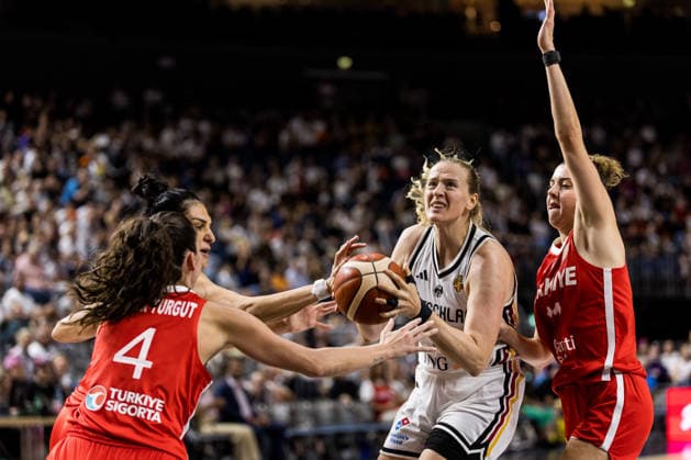 COLOGNE, GERMANY - AUGUST 27: Marie Guelich (Gülich, Germany, 21) controls the ball against Olcay Cakir Turgut (Tuerkiye, 4), Esra Ural (Tuerkiye, 33) and Elif Bayram (Tuerkiye, 11) during a friendly match between Germany vs. Tuerkiye at Lanxess arena on August 27, 2026 in Cologne, Germany. North Rhine Westphalia Germany Copyright: xSteffiexWunderlx