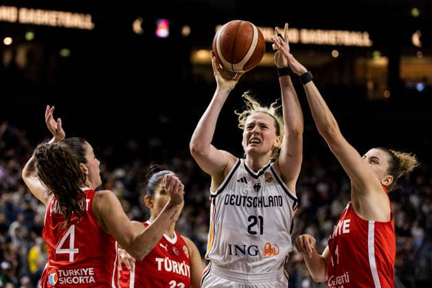 COLOGNE, GERMANY - AUGUST 27: Marie Guelich (Gülich, Germany, 21) controls the ball against Olcay Cakir Turgut (Tuerkiye, 4), Esra Ural (Tuerkiye, 33) and Elif Bayram (Tuerkiye, 11) during a friendly match between Germany vs. Tuerkiye at Lanxess arena on August 27, 2026 in Cologne, Germany. North Rhine Westphalia Germany Copyright: xSteffiexWunderlx