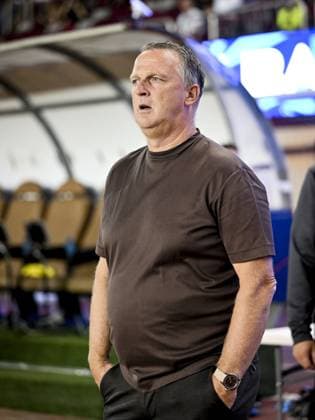 BAKU - FC Twente coach John van den Brom ahead of the UEFA Conference League play-off match between Qarabag FK and FC Twente at the Tofiq Bahramov Republican Stadium on 27 August 2026 in Baku, Azerbaijan. ROMAN ISMAILOV ANP xVIxANPxSportx xxANPxIVx 566376350 originalFilename: 566376350.jpg