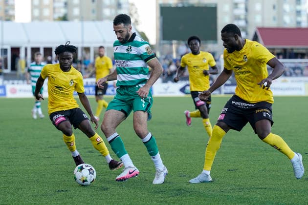 UEFA Europa Conference League Play-off Second Leg, VÄRE Areena, Kuopio, Finland 27 8 2026 KuPS vs Shamrock Rovers Shamrock Rovers Roberto Lopes is pressured by KuPS Kuopio s Clinton Antwi and Kasim Nuhu Roberto Lopes is pressured by Clinton Antwi and Kasim Nuhu 27 8 2026  Copyright: xMikaxKylmaniemix _PM26632