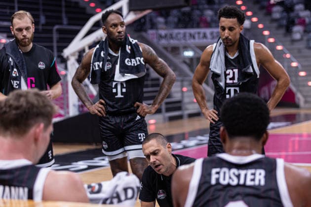 Exhibition Game: Telekom Baskets Bonn vs. VET CONCEPT Gladiators Trier, August 27, 2026. Marko Stankovic, head coach of the Telekom Baskets Bonn, during a timeout surrounded by his team. Exhibition Game: Telekom Baskets Bonn vs. VET CONCEPT Gladiators Trier, August 27, 2026, Telekom Dome, Bonn Copyright: xBEAUTIFULxSPORTS Derixx