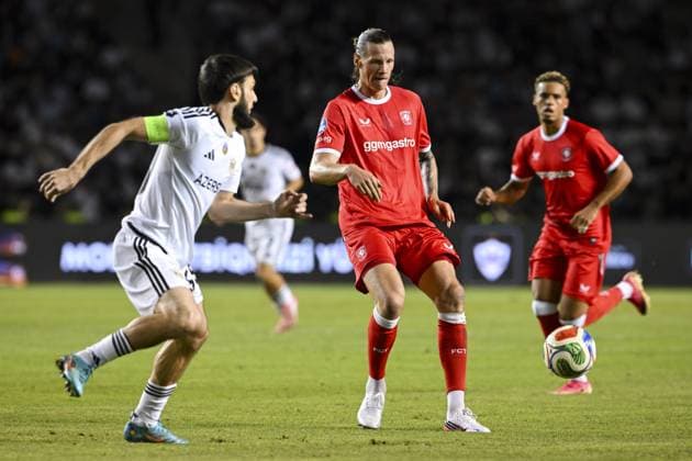 BAKU - (lr) Badavi Huseynov of QarabaÄü FK and Wout Weghorst of FC Twente during the UEFA Conference League play-off match between Qarabag FK and FC Twente at the Tofiq Bahramov Republican Stadium on 27 August 2026 in Baku, Azerbaijan. ROMAN ISMAILOV ANP xVIxANPxSportx xxANPxIVx 566378300 originalFilename: 566378300.jpg