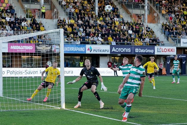 UEFA Europa Conference League Play-off Second Leg, VÄRE Areena, Kuopio, Finland 27 8 2026 KuPS vs Shamrock Rovers Shamrock Rovers Enda Stevens crosses the ball to Michael Noonan Enda Stevens crosses the ball to Michael Noonan 27 8 2026  Copyright: xMikaxKylmaniemix PM206708