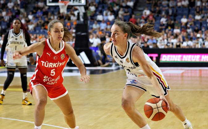 From left: Ceren Akpinar (Turkey Women s 05), Britta Daub (Germany Women s 19); in the background, Alexis Peterson (Germany Women s 01). Germany vs. Turkey, Basketball, DBB, Women, Friendly Match, August 27, 2026. Germany vs. Turkey, Basketball, DBB, Women, Friendly Match, August 27, 2026, Cologne Copyright: xEibner-Pressefotox xThomasxStoeckerx EP_TSR
