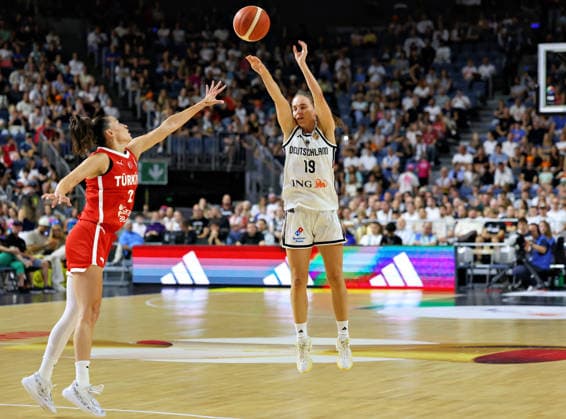 from left: Sevgi Uzun, Turkey Women s Team 02; Britta Daub, Germany Women s Team 19; Germany vs. Turkey, Basketball, DBB, Women, Friendly Match, August 27, 2026; Germany vs. Turkey, Basketball, DBB, Women, Friendly Match, August 27, 2026, Cologne Copyright: xEibner-Pressefotox xThomasxStoeckerx EP_TSR