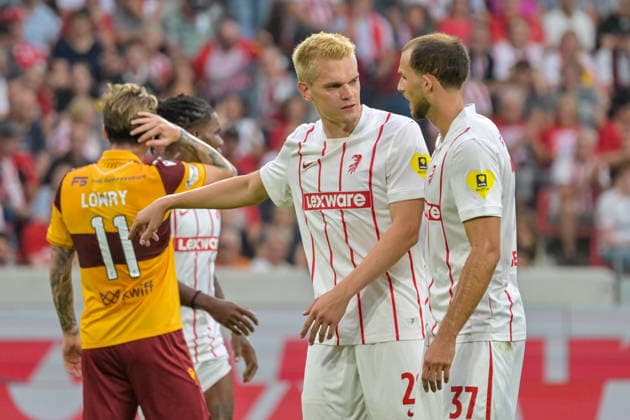 Matthias Ginter (SC Freiburg), 28, and Max Rosenfelder (SC Freiburg), 37, are talking to each other. GER, SC Freiburg vs. Motherwell FC, soccer, UEFA Conference League, playoff second leg, 2026–2027 season, August 27, 2026, GER, SC Freiburg vs. Motherwell FC, soccer, UEFA Conference League, playoff second leg, 2026–2027 season, August 27, 2026, Freiburg Copyright: xEibner-Pressefotox EP_THS