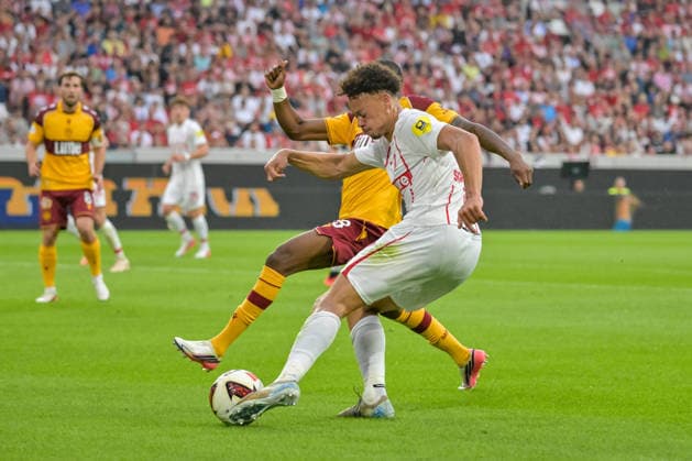 Derry Scherhant (SC Freiburg), 07, in possession and in a duel with Tawanda Maswanhise (Motherwell FC), 18 GER, SC Freiburg vs. Motherwell FC, Soccer, UEFA Conference League, Playoff Second Leg, 2026–2027 Season, August 27, 2026, GER, SC Freiburg vs. Motherwell FC, Soccer, UEFA Conference League, Playoff Second Leg, 2026–2027 Season, August 27, 2026, Freiburg Copyright: xEibner-Pressefotox EP_THS
