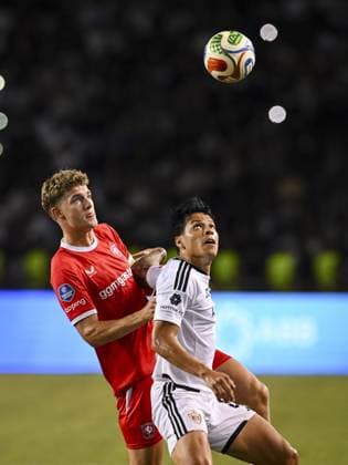 BAKU - (lr) Ruud Nijstad of FC Twente and Samuel Lobato of QarabaÄü FK during the UEFA Conference League play-off match between Qarabag FK and FC Twente at the Tofiq Bahramov Republican Stadium on 27 August 2026 in Baku, Azerbaijan. ROMAN ISMAILOV ANP xVIxANPxSportx xxANPxIVx 566380131 originalFilename: 566380131.jpg