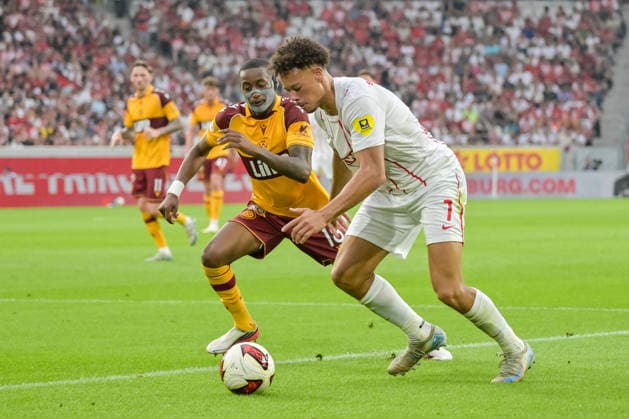 Tawanda Maswanhise, Motherwell FC, 18; Derry Scherhant, SC Freiburg, 07 on the ball, GER; SC Freiburg vs. Motherwell FC, Soccer, UEFA Conference League, Playoff Second Leg, 2026–2027 Season, August 27, 2026, Germany, SC Freiburg vs. Motherwell FC, Soccer, UEFA Conference League, Playoff Second Leg, 2026–2027 Season, August 27, 2026, Freiburg Copyright: xEibner-Pressefotox EP_THS