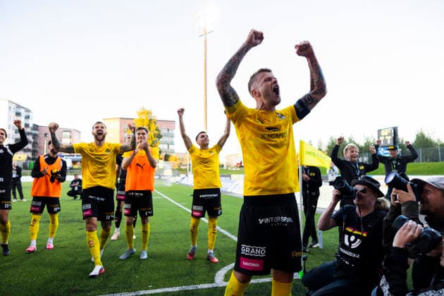 LKS 20260827 Petteri Pennanen of KuPS celebrates victory after the football UEFA Conference League match KuPS vs. Shamrock Rovers in Kuopio, Finland on August 27, 2026. - MATIAS HONKAMAA Kuopio Finland 9RBrbkwad9Y  Copyright: xMatiasxHonkamaax 9RBrbkwad9Y