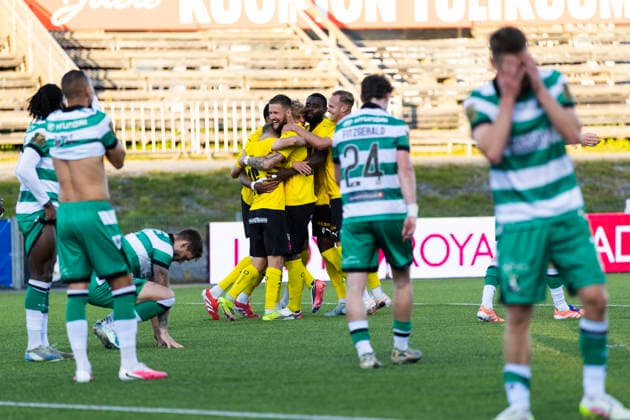 LKS 20260827 KuPS players celebrate after Graham Burke of Shamrock Rovers scored an own goal during the football UEFA Conference League match KuPS vs. Shamrock Rovers in Kuopio, Finland on August 27, 2026. - MATIAS HONKAMAA Kuopio Finland 4Y_WO7gZAOk  Copyright: xMatiasxHonkamaax 4Y_WO7gZAOk