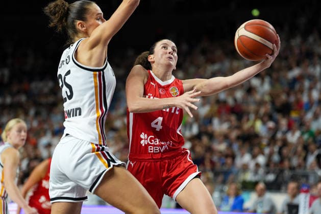 Olcay Cakir Turgut (Turkiye, 4) schiesst gegen Clara Bielefeld (Deutschland, 25). GER, Basketball, Frauen Länderspiel, Deutschland vs Türkei, Freundschaftspiel, LANXESS arena, Köln, 27.08.2026 Foto: HMB Media Scott W. Coleman Köln LANXESS arena Nordrhein-Westfalen GER Copyright: xScottxW.xColemanx