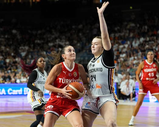 Olcay Cakir Turgut (Turkiye, 4) kaempft gegen Lina Sontag (Deutschland, 24). GER, Basketball, Frauen Länderspiel, Deutschland vs Türkei, Freundschaftspiel, LANXESS arena, Köln, 27.08.2026 Foto: HMB Media Scott W. Coleman Köln LANXESS arena Nordrhein-Westfalen GER Copyright: xScottxW.xColemanx