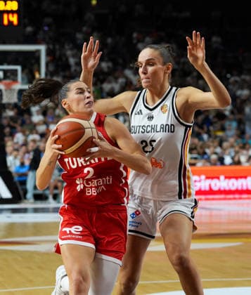 Sevgi Uzun (Turkiye, 2) kaempft unter dem Korb gegen Clara Bielefeld (Deutschland, 25). GER, Basketball, Frauen Länderspiel, Deutschland vs Türkei, Freundschaftspiel, LANXESS arena, Köln, 27.08.2026 Foto: HMB Media Scott W. Coleman Köln LANXESS arena Nordrhein-Westfalen GER Copyright: xScottxW.xColemanx