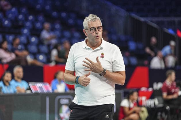 Latvia v Hungary - CEV EuroVolley 2026 ISTANBUL, TURKIYE - AUGUST 27: Head Coach of Hungary Alessandro Chiappini gives tactics during the CEV EuroVolley 2026 Women Group A match between Poland and Germany at Sinan Erdem Dome in Istanbul, Turkiye on August 27, 2026. Agit Erdi Ulukaya Anadolu Istanbul Turkey. Editorial use only. Please get in touch for any other usage.  Copyright: x2026xAnadoluxAgitxErdixUlukayax