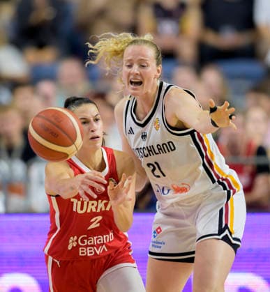 l r Sevgi Uzun (TUR), Marie Gülich (GER) Action, One-on-One, Women s Basketball International Friendly, Germany vs. Turkey on August 27, 2026, in Cologne, Germany, at the LanxessArena