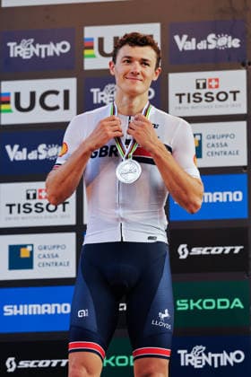 2026 UCI Mountain Bike World Championships Picture by Alex Whitehead SWpix.com - 27 08 2026 - Cycling - 2026 UCI Mountain Bike World Championships - Val di Sole, Trentino, Italy - Cross-country Short Track (XCC) - Men Elite Podium - Charlie Aldridge (Great Britain) receiving the Silver Medal Copyright: x xSWpix.comx(t axPhotographyxHubxLtd)xAlexxWhitehead SWpix.comx SWP-3030-20353