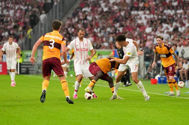 UEFA Conference League Qualifier: SC Freiburg vs. FC Motherwell, August 27, 2026: A battle for the ball between Max Rosenfelder (SC Freiburg, 37), Tawanda Maswanhise (FC Motherwell, 18), and Derry Scherhant (SC Freiburg, 7). UEFA Conference League Qualifier: SC Freiburg vs. FC Motherwell, Europa-Park Stadium, August 27, 2026 Copyright: xBEAUTIFULxSPORTS Boscox